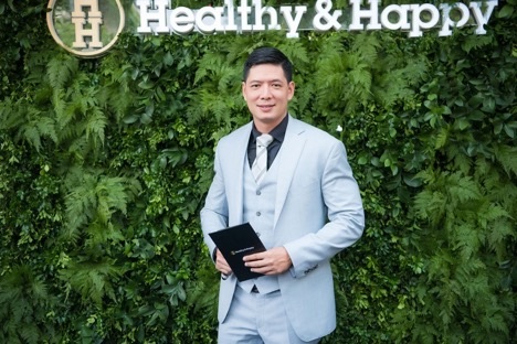 
Cựu siêu mẫu Bình Minh bảnh bao với vest. Anh đảm nhận vai trò MC cho sự kiện khai trương.
