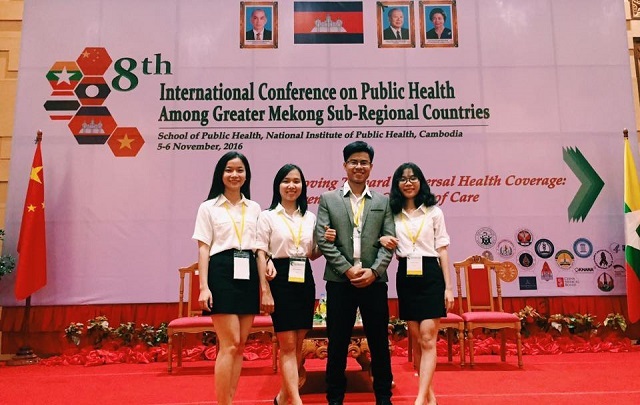 SV Việt mang nghiên cứu về bệnh dại đến Hội nghị Y tế tiểu vùng Mê Kông - 1
Nhóm 4 sinh viên Việt Phan Trà, Ánh Phương, Triệu Phú và Quỳnh Như (lần lượt từ trái qua) góp mặt tại Hội nghị quốc tế về y tế công cộng báo cáo nghiên cứu về phòng, chữa bệnh dại.