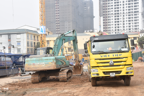 Goldseason đẩy nhanh tiến độ thi công dịp cuối năm - 4
Các chuyến xe ra vào công trường liên tục