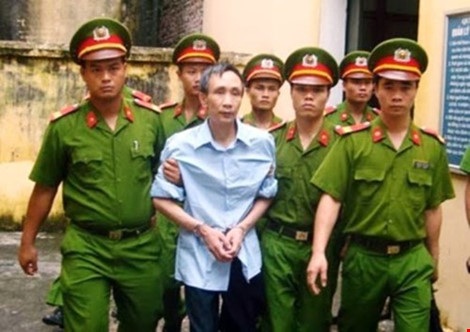 "Tử tù" Hàn Đức Long được tại ngoại - 1
Ông Hàn Đức Long khi bị truy tố về tội giết người và hiếp dâm trẻ em (Ảnh: Pháp luật TP HCM)