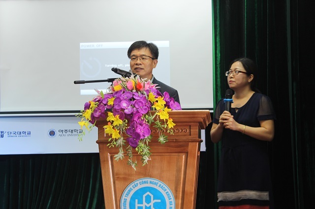 Du học Hàn Quốc khác biệt thế nào so với các nước châu Âu? - 1
Phát biểu khai mạc, Cục trưởng Cục Giáo dục tỉnh Gyeonggi, Hàn Quốc - ông Chun Sang Kyun cho biết, khoảng 4.700 doanh nghiệp Hàn Quốc đang đầu tư tại Việt Nam và có khoảng 1 triệu người Việt đang sinh sống, học tập, làm việc tại Hàn Quốc.