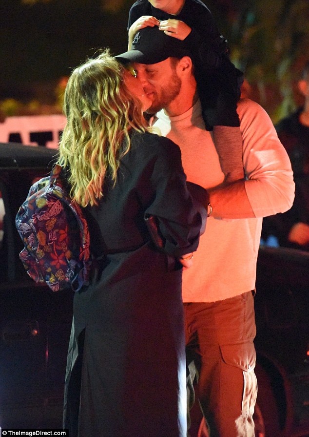 Hilary Duff có bạn trai mới - 2
Nữ diễn viên 29 tuổi không quên dành cho tình mới 1 nụ hôn ngọt ngào