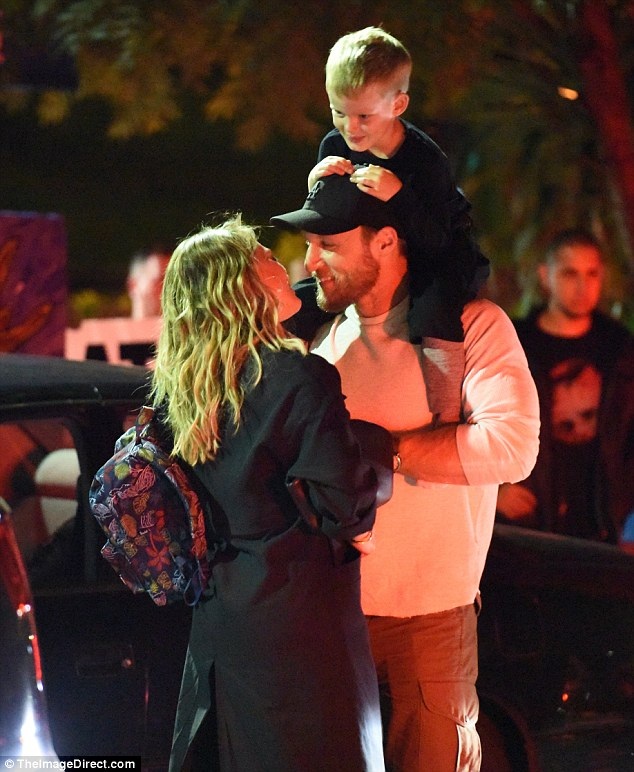Hilary Duff có bạn trai mới - 3
Ngôi sao tóc vàng và huấn luyện viên thể dục nổi tiếng chỉ mới hẹn hò ít ngày nhưng trông rất gần gũi và tình cảm