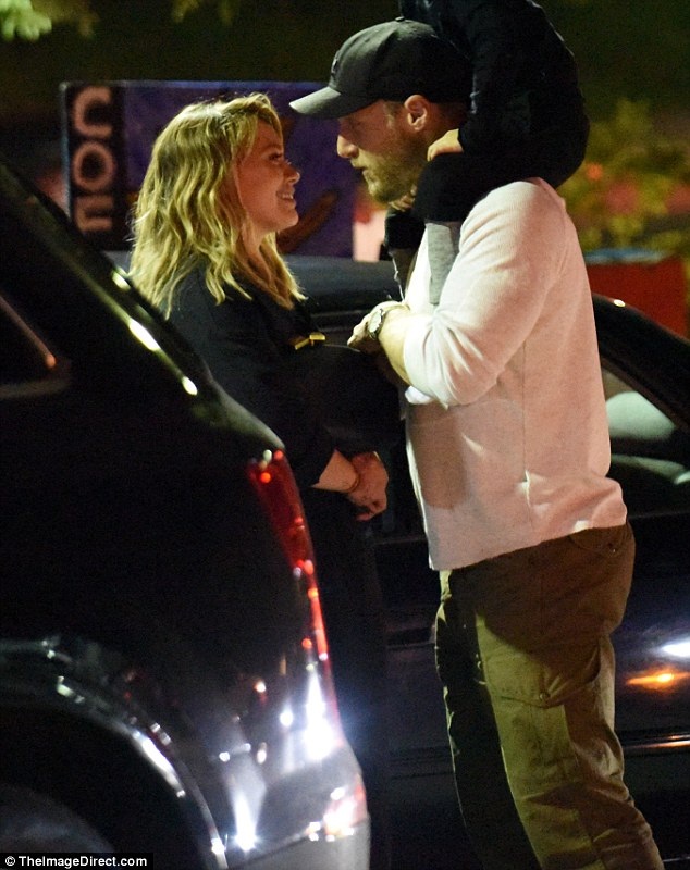 Hilary Duff có bạn trai mới - 4
Nữ ca sỹ kiêm diễn viên từng kết hôn vào năm 2010, khi mới 23 tuổi. Cô và chồng Mike Comrie có với nhau 1 con trai nhỏ và chia tay vào năm 2014