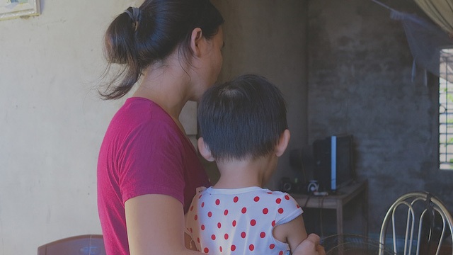 Thanh niên 17 tuổi giở trò đồi bại với 2 bé gái đối mặt với án phạt nào? - 1
Chị H. đau đớn kể lại chuyện con gái của mình bị gã thanh niên hàng xóm xâm hại.