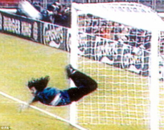 Chiêm ngưỡng bàn thắng “bọ cạp” của Mkhitaryan vào lưới Sunderland - 2
Cú cản phá kinh điển của Higuita vào năm 1995