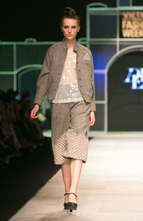 Vải Huddersfield Cloth may suit cho quý ông Kingsman xuất hiện tại VIFW Hà Nội - 2 Bomber cá tính được đính đá thủ công trên nền vải lông cừu cao cấp với màu sắc tự nhiên, hoàn toàn không qua xử lí hóa chất