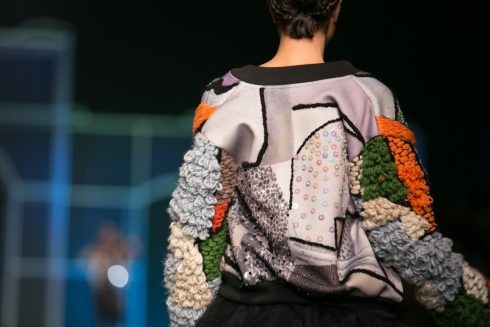 Vải Huddersfield Cloth may suit cho quý ông Kingsman xuất hiện tại VIFW Hà Nội - 3
Thiết kế mở màn BST “Dream & Reality” của Devon Nguyen sáng tạo trên từng mảng màu, cầu kì trong từng chi tiết