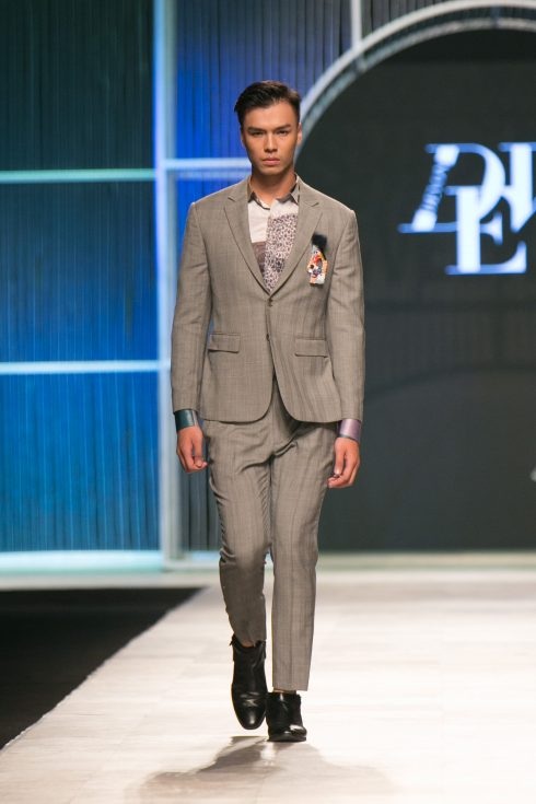 Vải Huddersfield Cloth may suit cho quý ông Kingsman xuất hiện tại VIFW Hà Nội - 4 Vải Huddersfield Cloth tạo nên những bộ bespoke suit xa xỉ của quý ông Kingsman nay được sử dụng trong trang phục ready-to-wear ấn tượng trên sàn diễn thời trang Việt Nam.