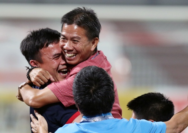 Những khoảnh khắc đẹp trong chiến thắng lịch sử của U19 Việt Nam trước Bahrain - 7
Niềm vui vô bờ bến của HLV Hoàng Anh Tuấn