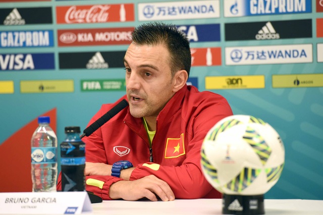 Việt Nam 0-7 Nga: Chênh lệch đẳng cấp - 9
HLV Bruno Garcia không giấu ý định sẽ phòng ngự số đông trước Nga