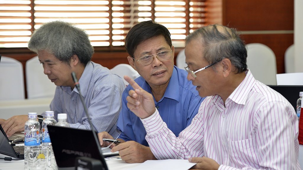 Chung khảo Nhân tài Đất Việt 2016: Hãnh diện với tài năng của người Việt - 9
Để sau đó đặt hàng loạt câu hỏi liên quan. Ngay từ thí sinh đầu tiên việc hỏi xoáy đã diễn ra, thí sinh đã phải toát mồ hôi