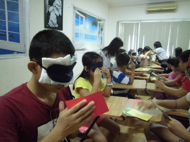 Thứ trưởng Bộ Y tế: Học kích não là hoang đường, lừa lọc - 2
Lớp dạy kích hoạt não giữa của Trung tâm trí tuệ Việt (ảnh facebook Trung tâm trí tuệ Việt)