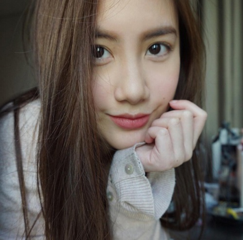 Là con tỷ phú, 3 hot girl này vẫn học cực giỏi và tài năng - 10
Khuôn mặt đẹp không tì vết của Phoiphailin Sivilay
