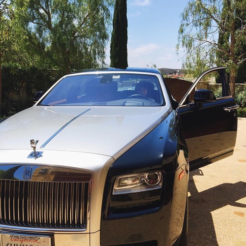 Là con tỷ phú, 3 hot girl này vẫn học cực giỏi và tài năng - 3
Chiếc Roll-Royce Phantom là phương tiện đi lại của Cindy trong thời gian du học tại Mỹ
