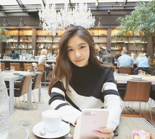 Là con tỷ phú, 3 hot girl này vẫn học cực giỏi và tài năng - 5
Cindy được cộng đồng mạng Trung Quốc săn đón như là một hot girl đáng ngưỡng mộ và học hỏi