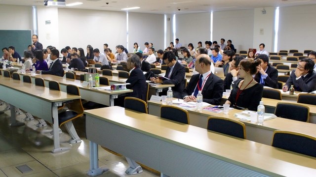 Hội nghị trao đổi học thuật sinh viên Việt Nam - Nhật Bản lần thứ 9 - 3
Các nhà nghiên cứu tham dự hội nghị đặt câu hỏi cho các giáo sư trình bày trong phiên toàn thể, sáng ngày 17/9/2016.