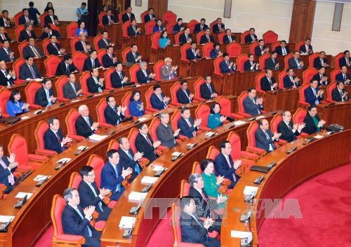 Suy thoái tư tưởng dẫn tới "tự diễn biến" chỉ là một bước ngắn - 2
Hội nghị lần thứ tư Ban Chấp hành Trung ương Đảng khóa XII đã hoàn thành toàn bộ nội dung chương trình đề ra sau 6 ngày làm việc