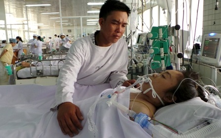 “Em tỉnh dậy về với bố con anh đi em !” - 2
Tai họa ập đến khiến người chồng nghèo và đứa con thơ nguy cơ mất đi người yêu thương nhất