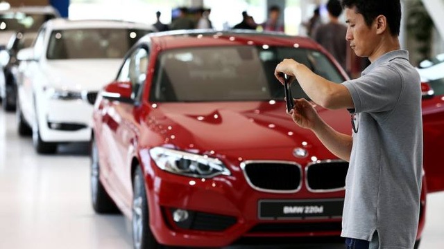 
Bộ Môi trường Hàn Quốc hôm 29/11 cho biết, sẽ có hơn 4.000 xe BMW, Nissan và Porsche bị cấm bán ở nước này do sử dụng hồ sơ hoặc số liệu kiểm tra khí thải nguỵ tạo. Ngoài ra, các công ty này còn đối mặt với khoản phạt khoảng 6,5 tỷ won, tương đương 5,6 triệu USD.
