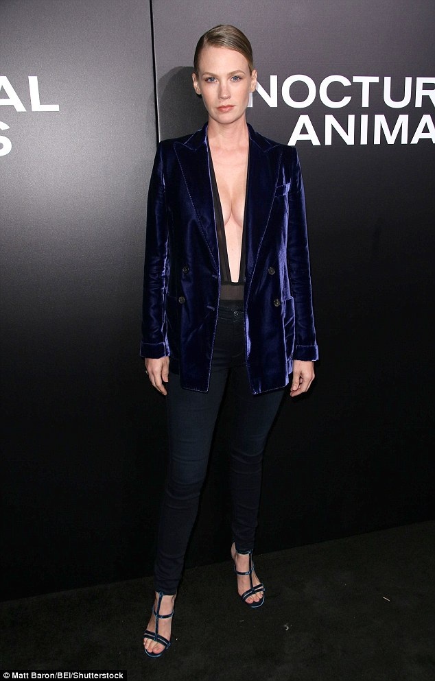 Kiều nữ Hollywood bốc lửa khoe ngực đầy - 4
January Jones - ngôi sao phim Dị nhân giữ phong cách lạnh lùng và cá tính