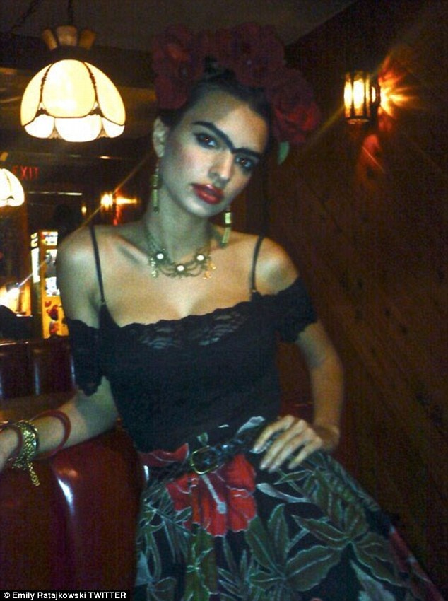 Người mẫu Playboy trang trí cơ thể bằng màu vẽ - 12
Người mẫu Emily Ratajkowski hóa thành họa sỹ Mexico Frida Kahlo