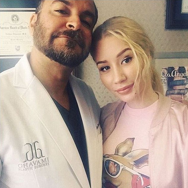Ca sỹ 9X thay đổi quá nhiều sau phẫu thuật thẩm mỹ - 3
Iggy bên người đã chỉnh mũi và nâng ngực cho cô, Rapper da trắng không giống một số ngôi sao khác - phủ nhận tin đồn làm đẹp bằng dao kéo - trái lại, Iggy thừa nhận đã qua phẫu thuật thẩm mỹ
