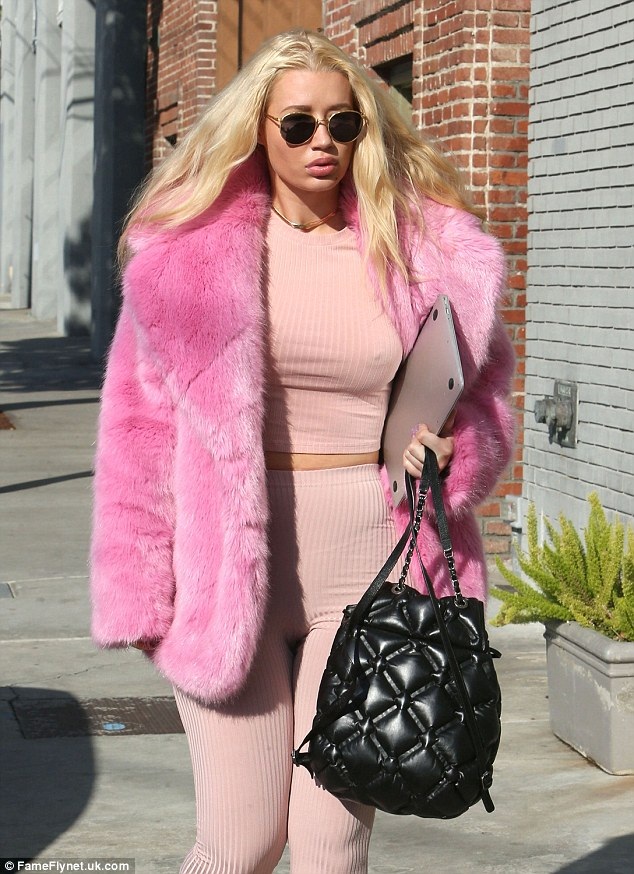 Ca sỹ 9X thay đổi quá nhiều sau phẫu thuật thẩm mỹ - 4
Iggy Azalea thoải mái chia sẻ: Nếu bạn muốn chỉnh sửa gì thì bạn cứ làm, đó là quyền của bạn, vậy thôi