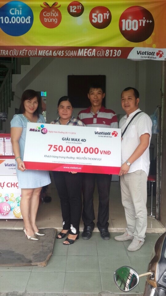 Xổ số loại MAX4D có người trúng giải đặc biệt trị giá 750 triệu đồng - 1
Ông Nguyễn Quốc Trạng- Giám đốc Công ty TNHH MTV Phúc Hoàng Long trao giải cho chị Nguyễn Thị Kim Vui