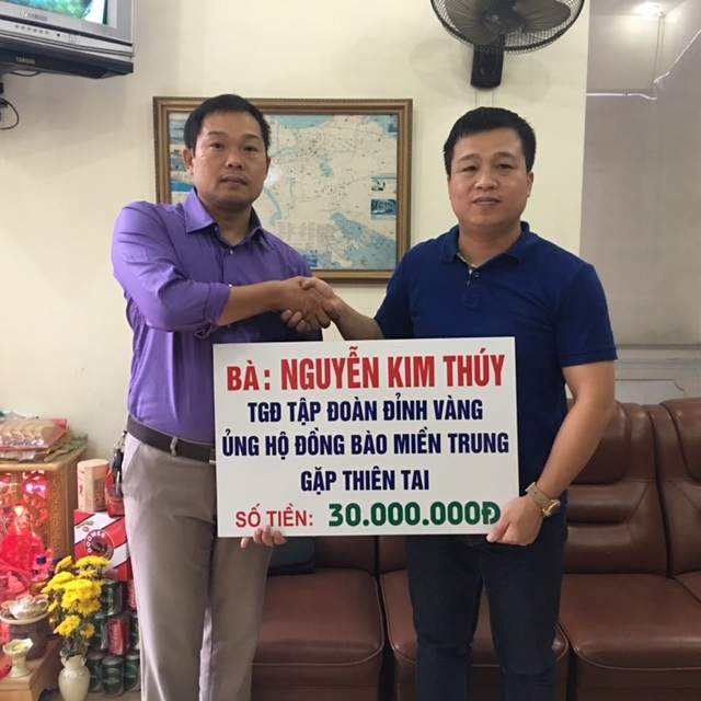 Cùng Dân trí chung tay giúp đỡ đồng bào miền Trung bị lũ lụt - 3
Đại diện Tập đoàn Đỉnh Vàng ủng hộ đồng bào miền Trung 30 triệu đồng