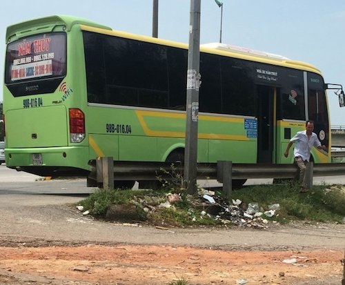Mánh khoé lột xác xe dù của doanh nghiệp vận tải, cơ quan chức năng chịu thua? - Ảnh 1. Mánh khoé lột xác xe dù của doanh nghiệp vận tải, cơ quan chức năng chịu thua? - Ảnh 1.