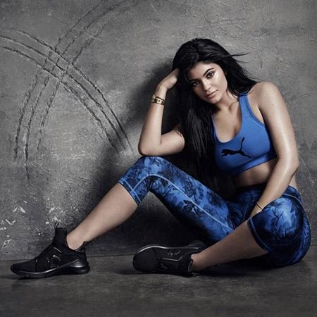 Lộ diện top 10 sao “hot” nhất trên mạng xã hội năm 2016 - 4 Em gái út của cô Kim “siêu vòng 3”, Kylie Jenner dường như đã rất chịu khó học tập các cô chị gái nổi tiếng trong khoản “hút” fan và thu về tới 79.5 triệu lượt theo dõi
