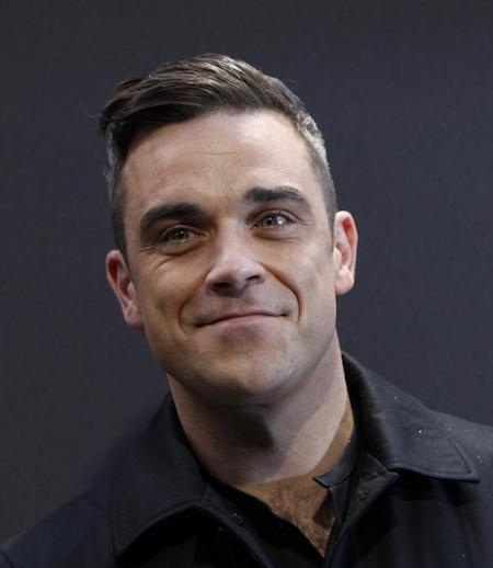 Dù vắng mặt, Adele vẫn thắng lớn tại lễ trao giải BBC - 2 Nam ca sĩ Robbie Williams lên nhận giải thay Adele