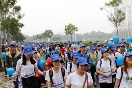 Ngày hội đi bộ ngừa suy tĩnh mạch - 1 Hàng ngàn người hào hứng tham dự Ngày hội đi bộ vì đôi chân khỏe