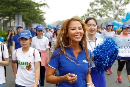 Ngày hội đi bộ ngừa suy tĩnh mạch - 2 Nữ ca sỹ, huấn luyện viên Thúy Uyên kêu gọi mọi người luyện tập chỉ với 15 phút mỗi ngày để bảo vệ đôi chân khỏe khỏi bệnh suy tĩnh mạch