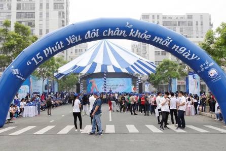 Ngày hội đi bộ ngừa suy tĩnh mạch - 3 Chương trình tổ chức từ 7h sáng nhưng vẫn rất đông mọi người đến tham gia, điều đó cho thấy sự quan tâm về bệnh suy tĩnh mạch trong cộng đồng là rất lớn