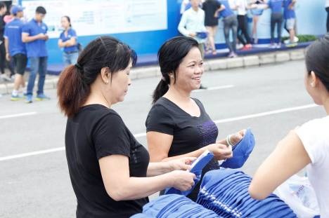 Ngày hội đi bộ ngừa suy tĩnh mạch - 4 Nụ cười buổi sớm mai của các cô, các chị khi tham gia chương trình ý nghĩa này