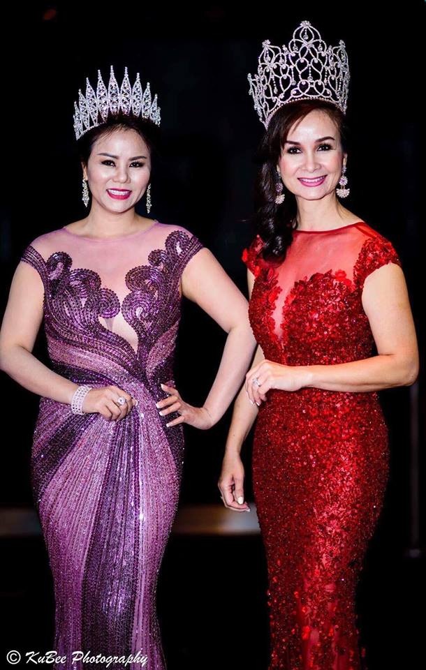 Hoa hậu Anh Đào trong bộ trang phục lộng lẫy thả dáng trên thảm đỏ cùng hoa hậu Vivian Văn.