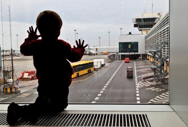 6 mẹo giúp bố mẹ bay “ngon lành” với trẻ chập chững biết đi - 1 6 mẹo giúp bố mẹ bay “ngon lành” với trẻ chập chững biết đi - 1