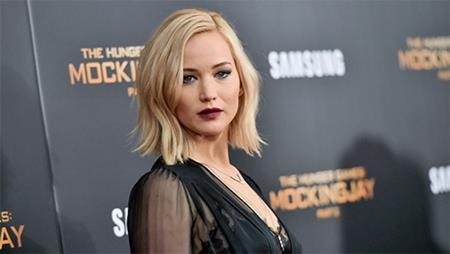 Điểm danh những sao nữ “nổi đình nổi đám” tại Hollywood - 10 Ngôi sao 9x từng giành giải Oscar, Jennifer Lawrence chính là ngôi sao đứng đầu trong top những sao nữ nổi tiếng nhất năm 2016. Liên tiếp tỏa sáng với nhiều vai diễn đa dạng trên màn ảnh rộng, J.Law không chỉ “bò bùa” khán giả mà còn dễ dàng đốn gục giới phê bình khó tính với lối diễn xuất sâu sắc, truyền cảm và đầy mạnh mẽ. Là sao nữ được trả lương cao nhất thế giới hiện nay, Jennifer Lawrence vừa là tên tuổi bảo chứng doanh thu phòng vé cho nhà sản xuất, vừa là cái tên quen thuộc của nhiều lễ trao giải danh giá.
