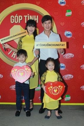 
Cùng tham gia Góp Tình Trao Tết năm nay, gia đình ca sĩ Lý Hải – Minh Hà khẳng định: “Những gì xuất phát từ trái tim sẽ chạm tới trái tim. Tôi mong muốn cái tình của nghệ sĩ Việt nói riêng và người Việt Nam nói chung sẽ chạm đến mọi ngõ ngách trên đất nước mình.”
