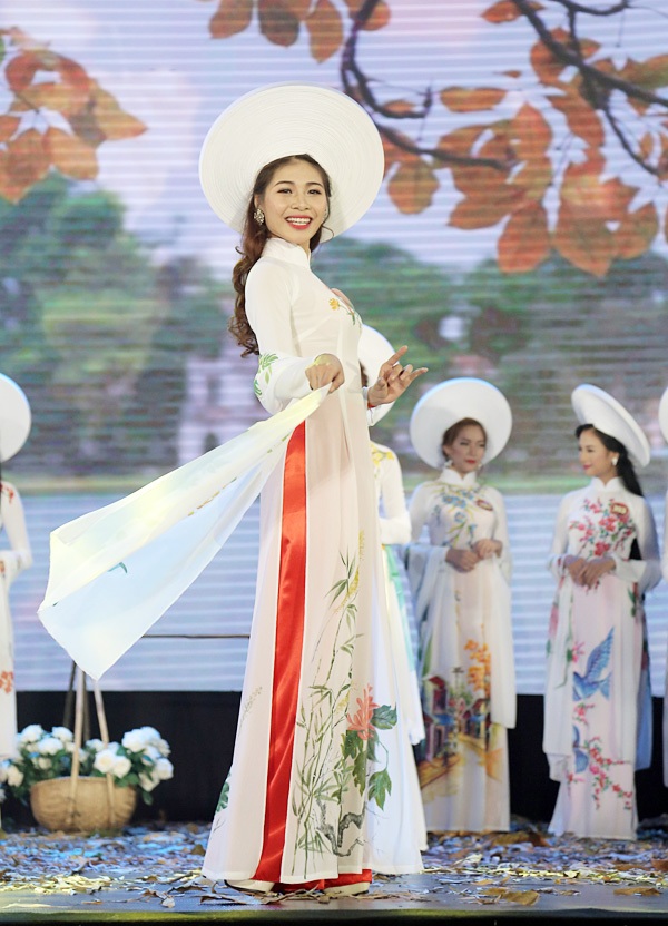 Nữ sinh Văn hóa Nghệ thuật quân đội đăng quang Hoa khôi sinh viên Hà Nội - 1
Hồ Ái Thơ thướt tha trong tà áo dài