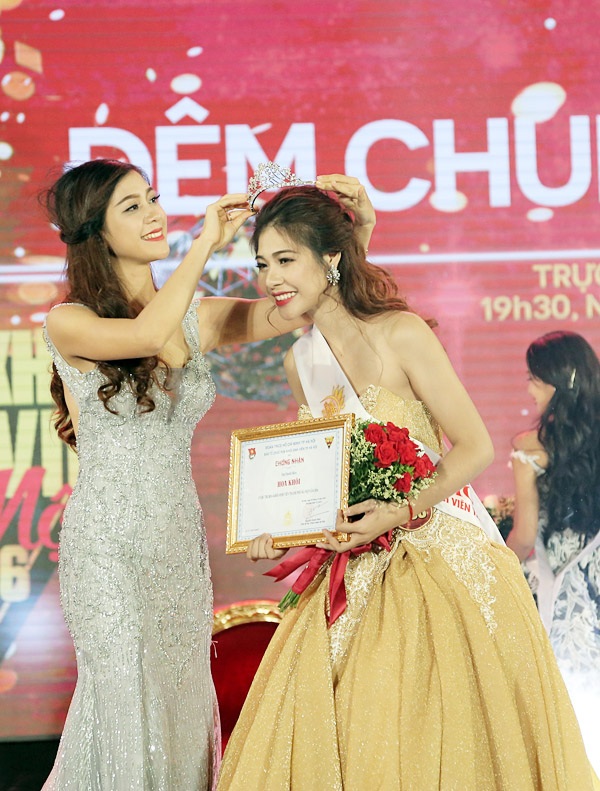 Nữ sinh Văn hóa Nghệ thuật quân đội đăng quang Hoa khôi sinh viên Hà Nội - 2
Khoảnh khắc đáng nhớ khi hoa khôi 2015 Thu Hằng trao lại vương miện cho Hồ Ái Thơ