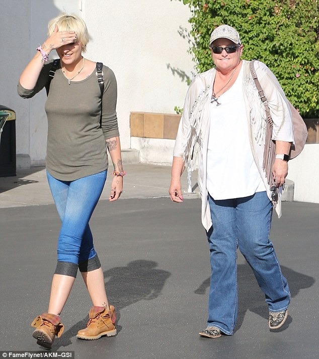 Con gái Vua nhạc Pop tái ngộ mẹ đẻ - 1
Paris Jackson đi ăn trưa cùng mẹ Debbie Rowe tại 1 nhà hàng ở Los Angeles ngày 8/10 vừa qua