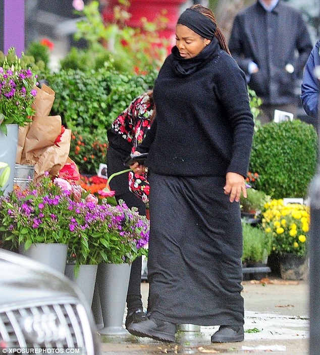 Janet Jackson bế bụng bầu ở tuổi 50 - 1
Janet Jackson lộ diện sau khi xác nhận tin đồn bầu bí. Cô đi mua hoa trên đường phố London