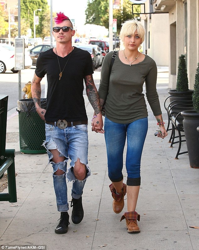 Con gái Vua nhạc Pop tái ngộ mẹ đẻ - 7
Paris Jackson bên bạn trai mới Michael Snoddy. Cô đã hồi phục sau thời gian dài mắc bệnh về tâm lý và tự tử hụt