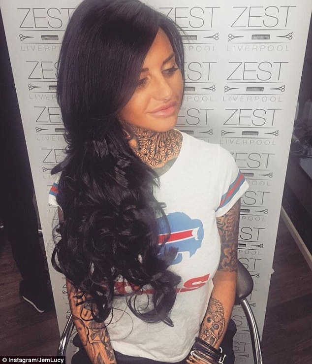 Hình ảnh dịu dàng bất ngờ của người đẹp xăm trổ - 1
Jemma Lucy nhuộm tóc mới màu đen, mái tóc này giúp cô trông hiền đi nhiều