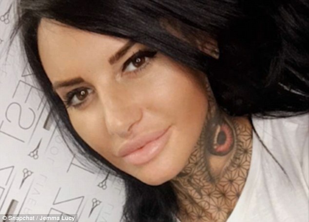 Hình ảnh dịu dàng bất ngờ của người đẹp xăm trổ - 2
Ngôi sao của show truyền hình Ex On The Beach tự tin khoe loạt ảnh mới - màu tóc mới trên trang cá nhân