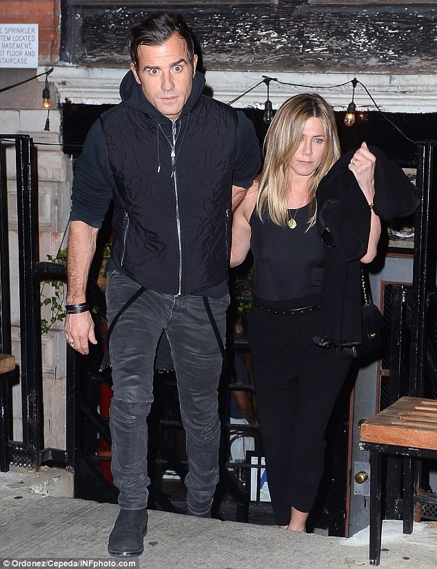 Jennifer Aniston bình thản đi ăn tối cùng chồng - 3
Ngôi sao phim Những người bạn đẹp đôi bên người chồng kém 2 tuổi mà cô kết hôn hồi tháng 8 năm ngoái sau 4 năm hò hẹn