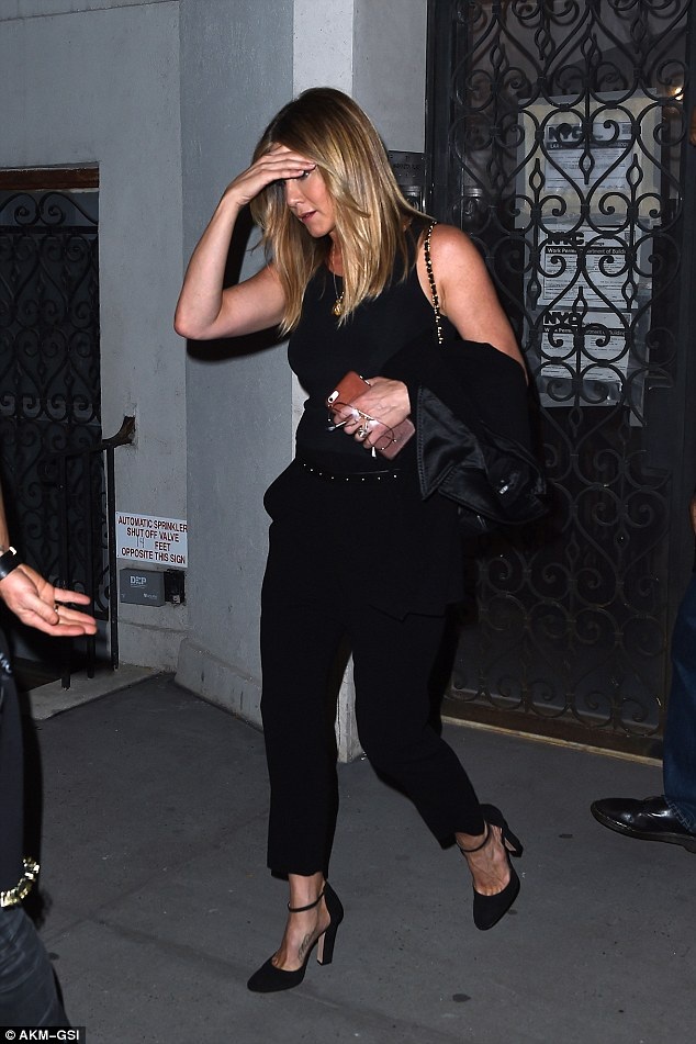 Jennifer Aniston bình thản đi ăn tối cùng chồng - 4
Jennifer Aniston bị cánh săn tin soi kỹ hơn từ sau khi chồng cũ của cô Brad Pitt ly dị Angelina Jolie